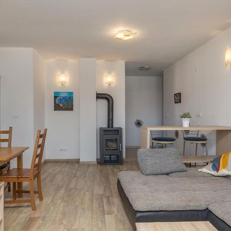 Amazing Apartment In Njivice With Kitchen Eksteriør bilde