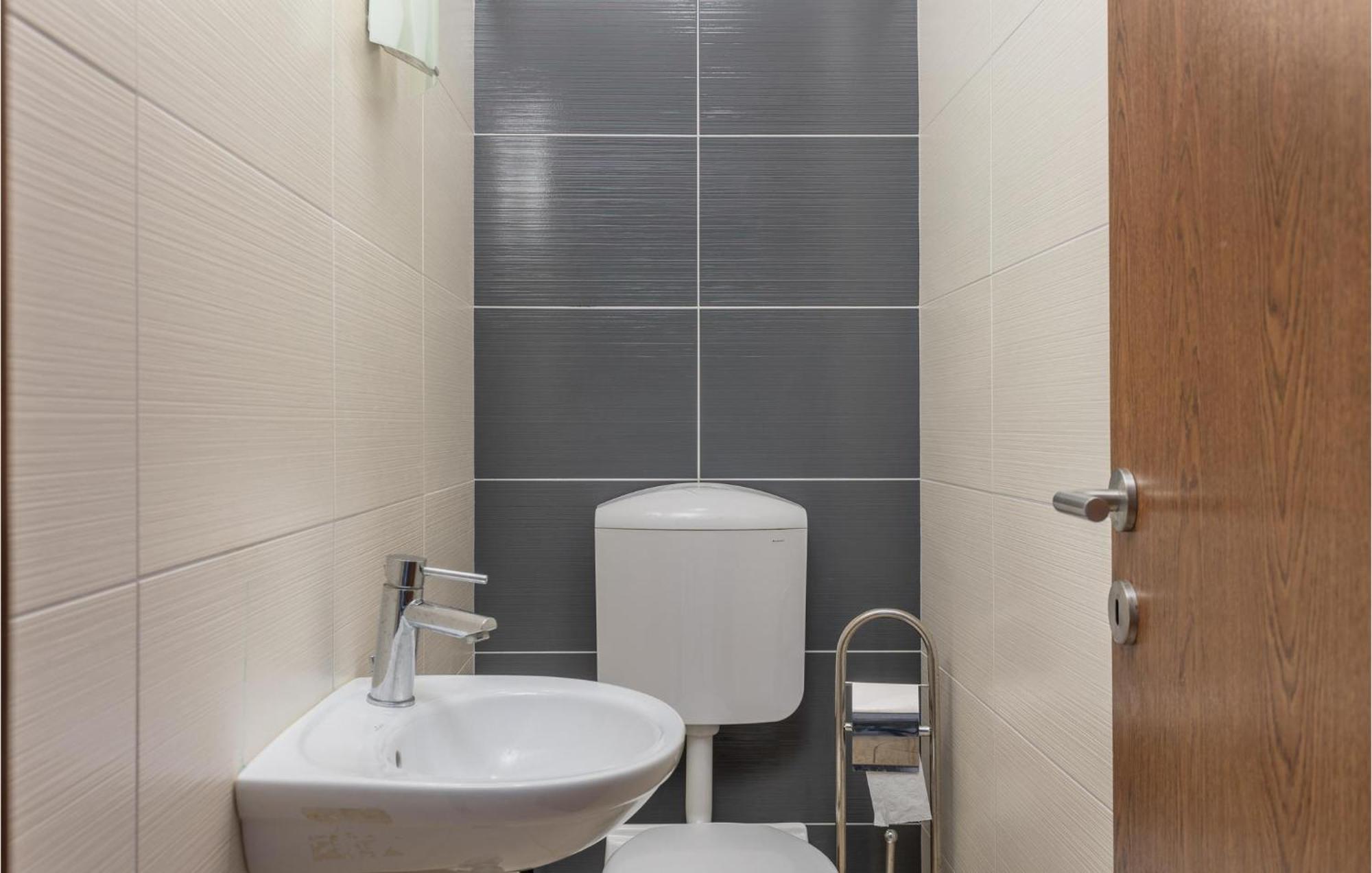 Amazing Apartment In Njivice With Kitchen Eksteriør bilde