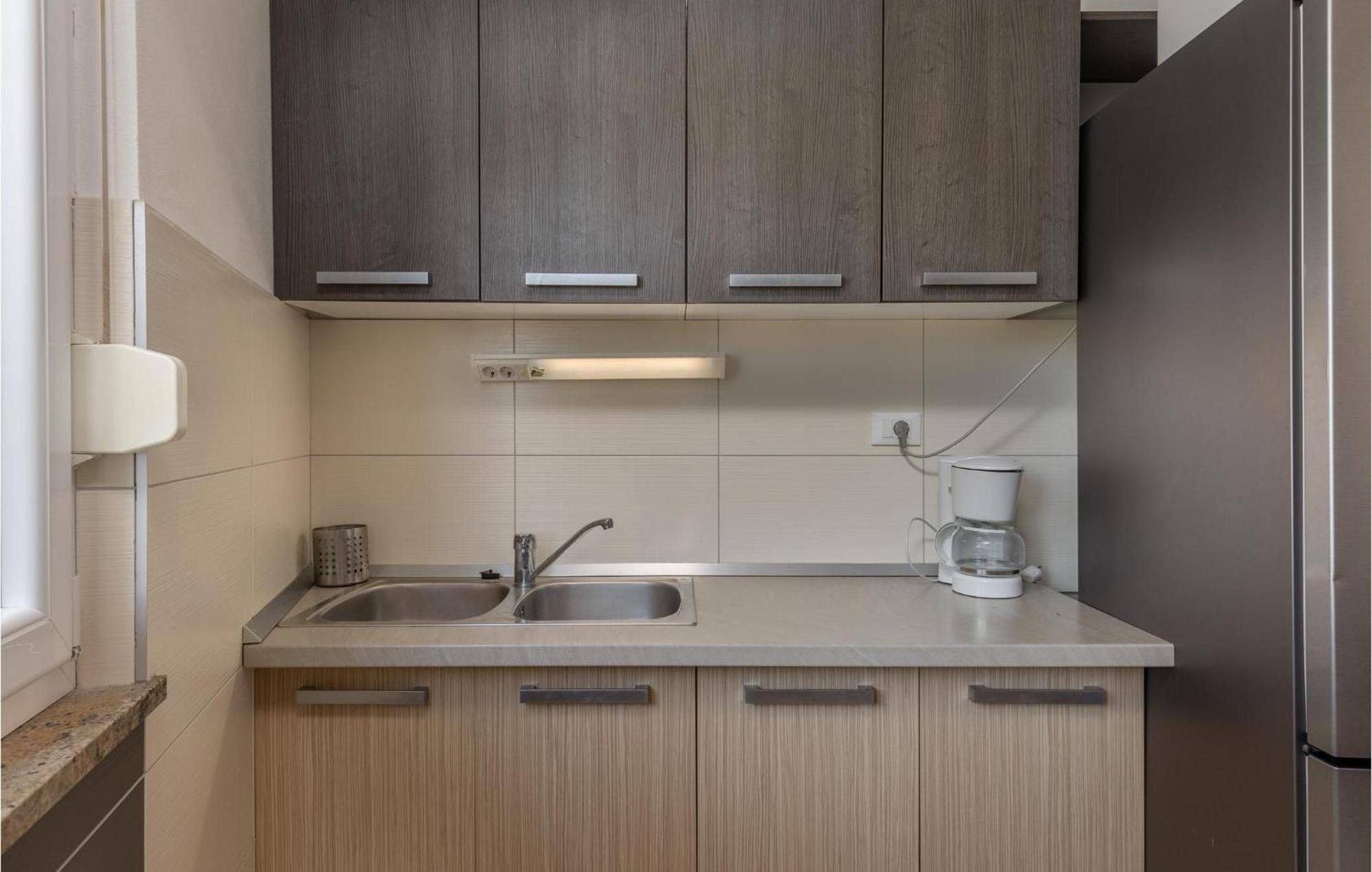 Amazing Apartment In Njivice With Kitchen Eksteriør bilde