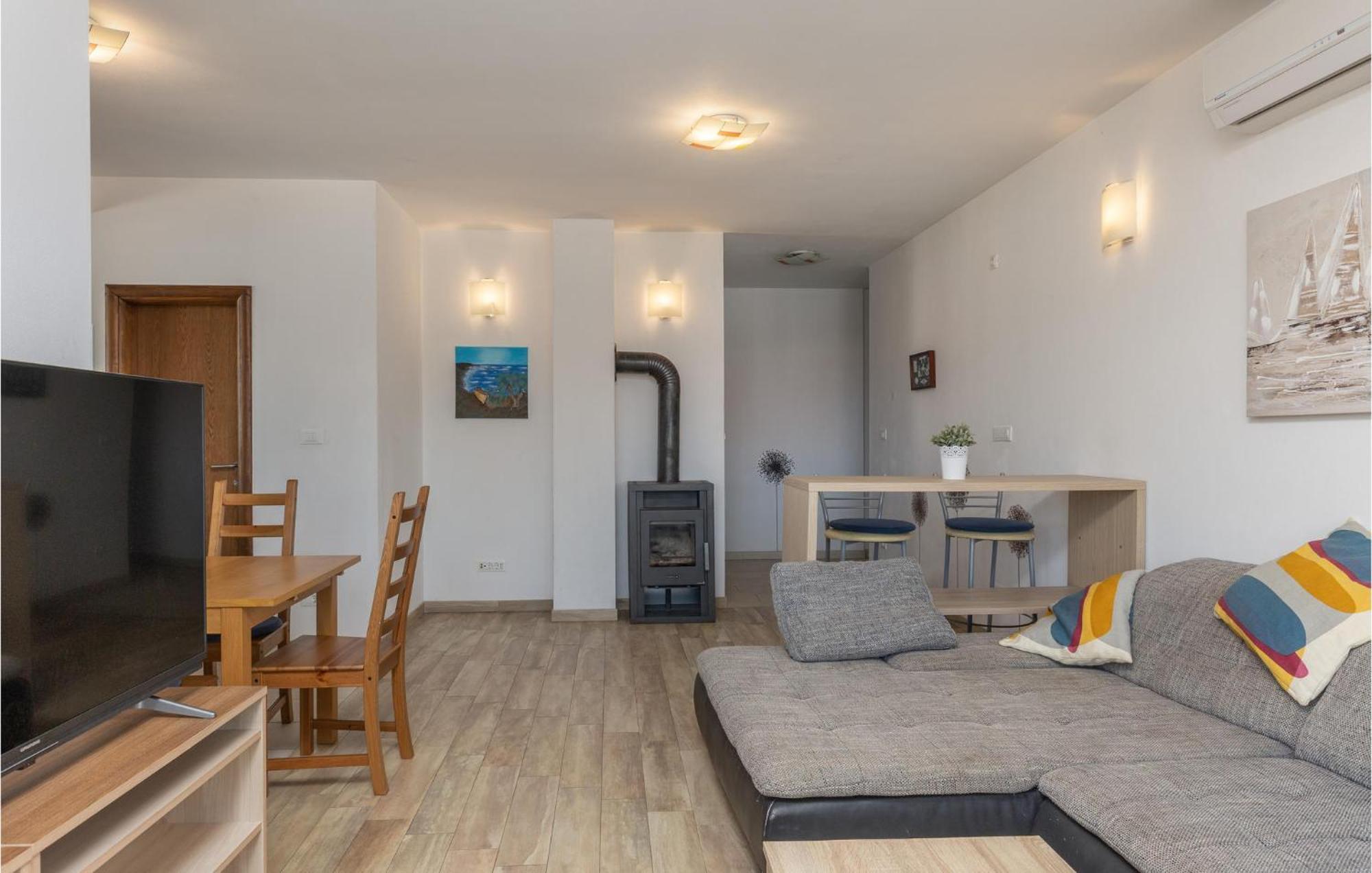 Amazing Apartment In Njivice With Kitchen Eksteriør bilde