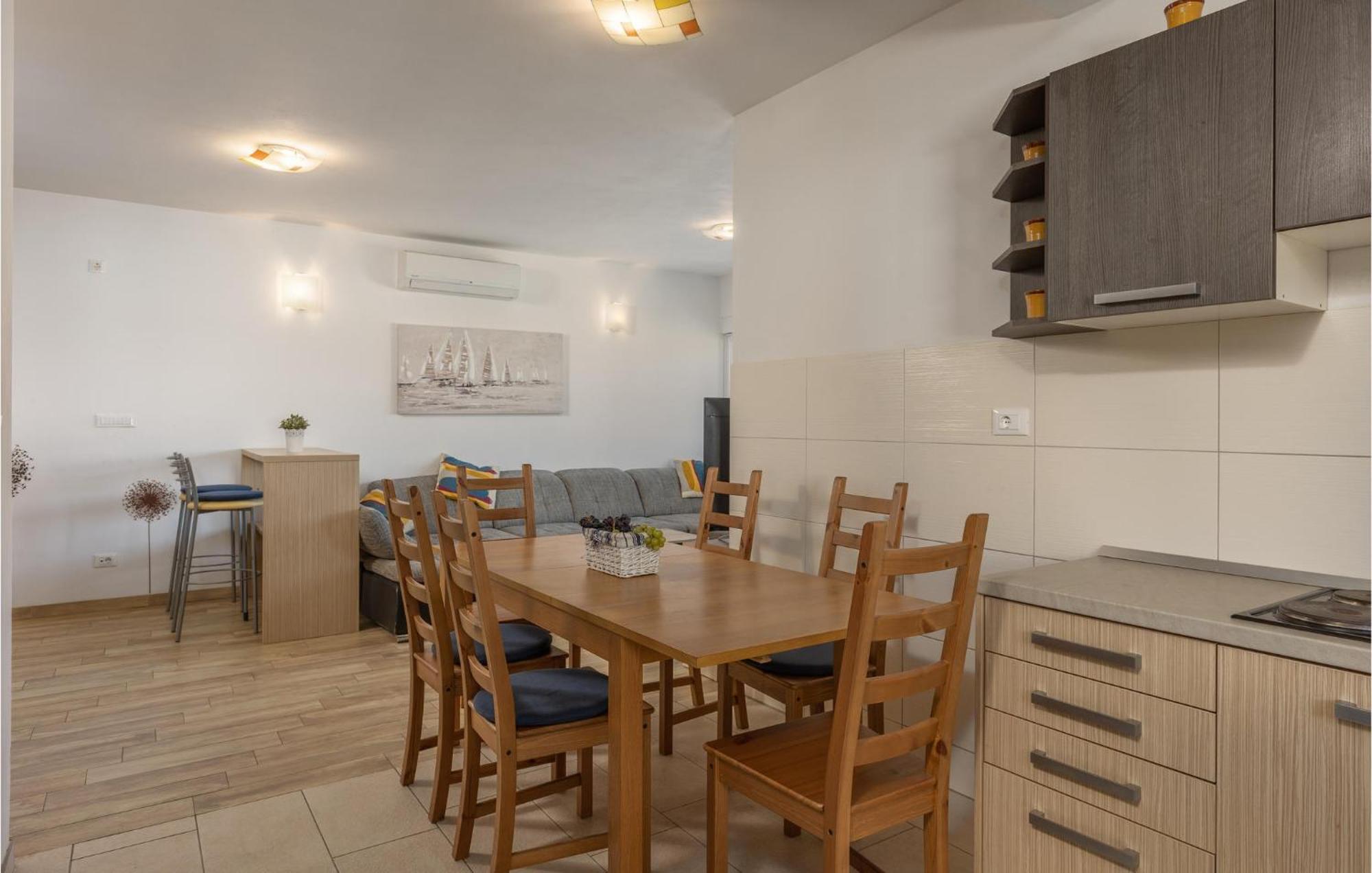 Amazing Apartment In Njivice With Kitchen Eksteriør bilde
